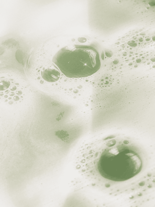 Close-up of green bubbles on a light green background Hydrating Gloss Shampoo Vegan & Natural BYMANYC ® New York Stellia Beauty